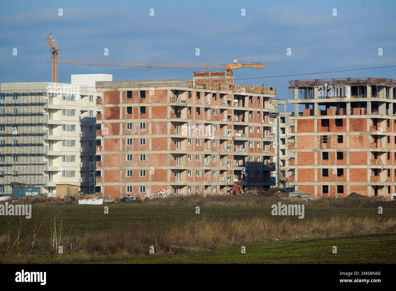 Popesti Leordeni, Rumänien - 13. Dezember 2022: Wohnblöcke im Bau in Popesti Leordeni, einer kleinen Stadt mit einem großen Immobilienkomplex Stockfoto