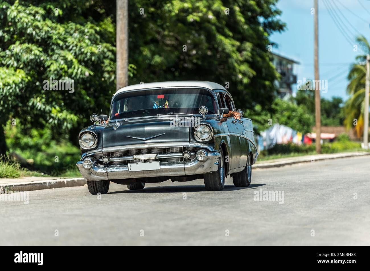 Amerikanischer schwarzer Oldtimer mit Whiredach, der auf der Straße in Santa Clara Cuba gefahren wurde Stockfoto