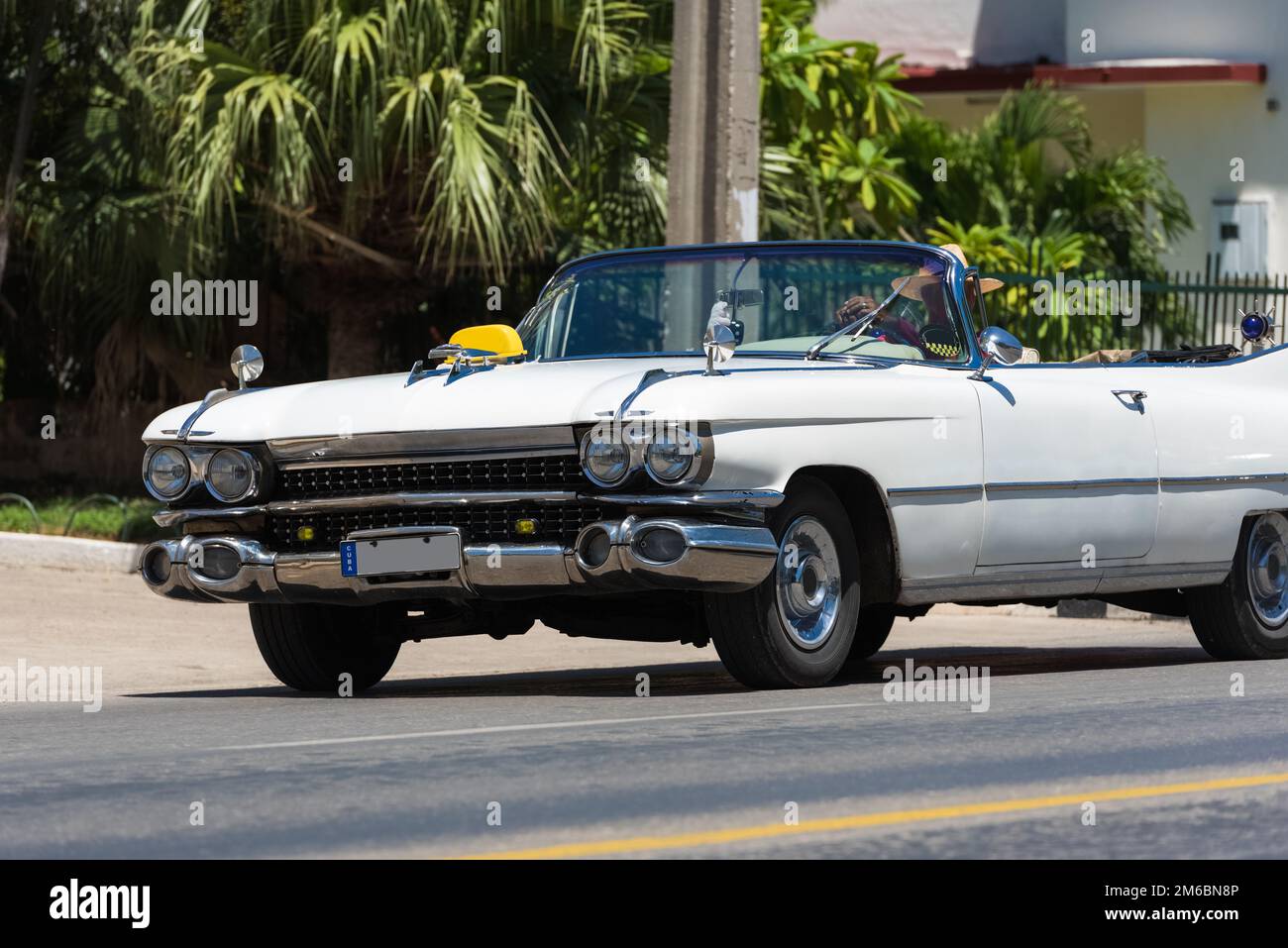 Amerikanischer weißer Cadillac-Klassiker caron die Straße in Varadero Cuba - Serie Kuba 2016 Reportage Stockfoto