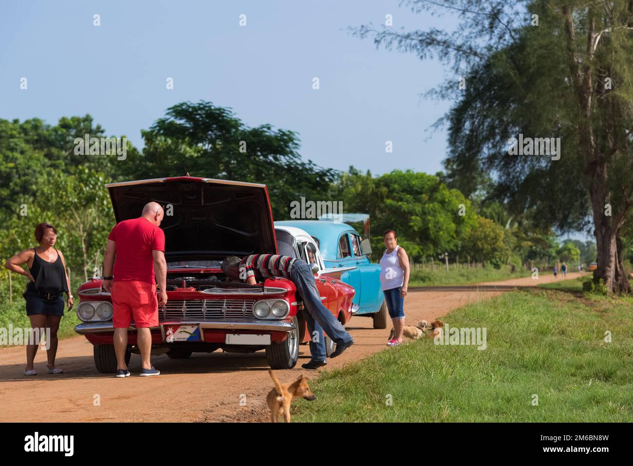 Der rote Mustang-Oldtimer wird in Santa Clara Cuba - Serie Cuba 2016 Reportage repariert Stockfoto