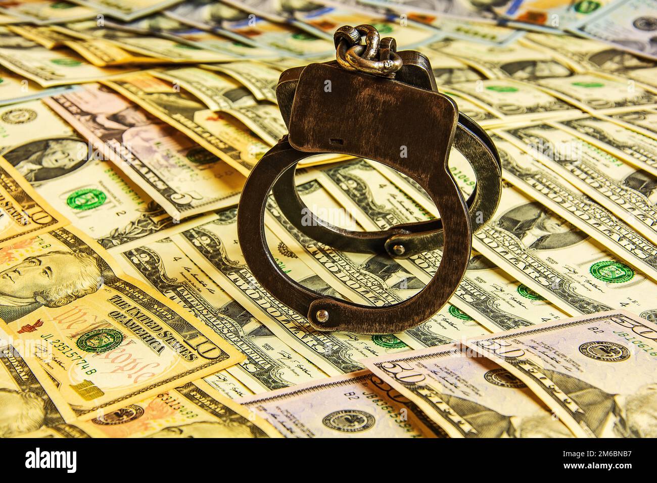 Stückelungen von verschiedenen Nennwerten und Handschellen Stockfoto
