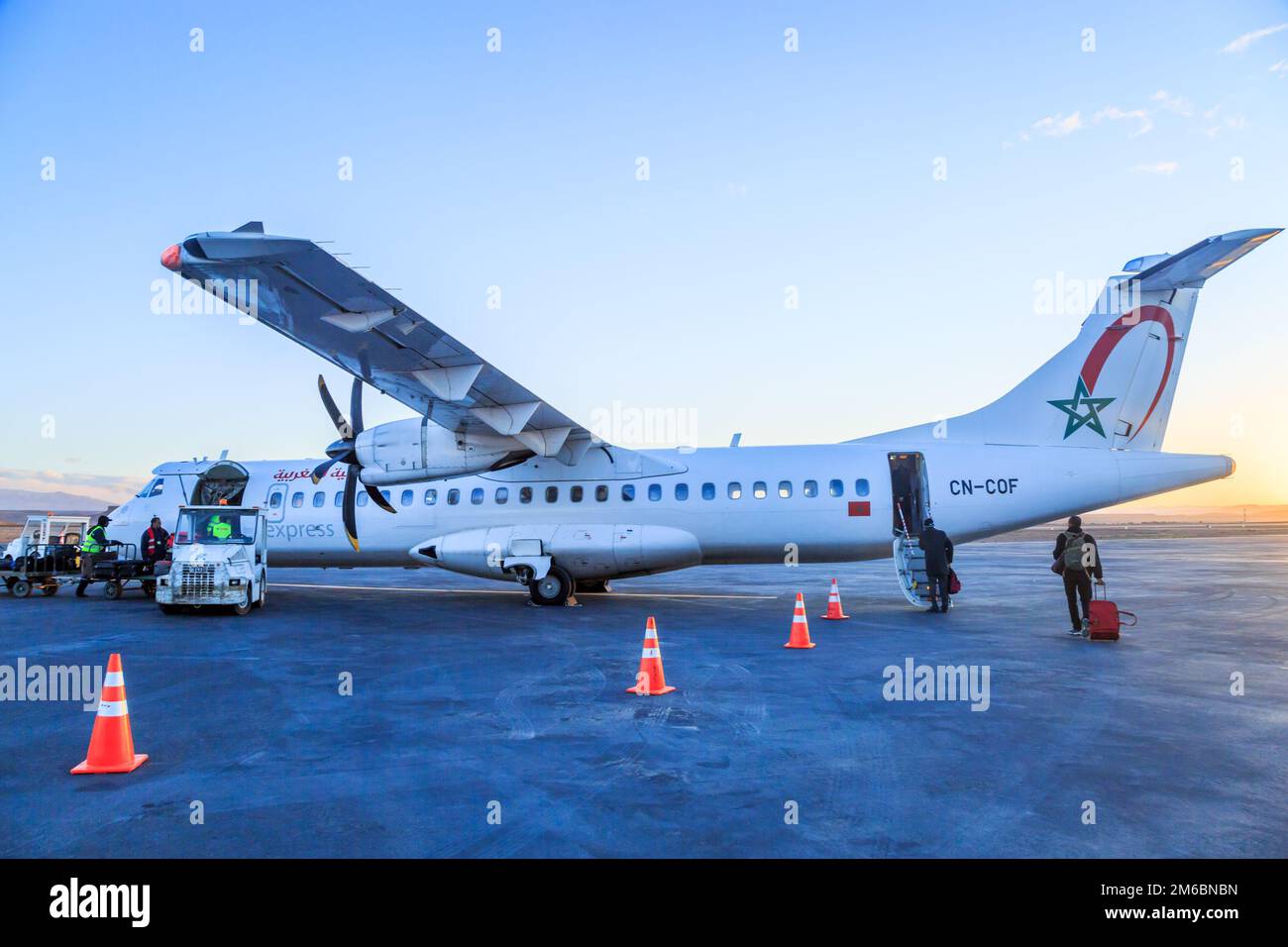 Ouarzazate, Marokko - 28. Februar 2016: Agenten der Fluggesellschaft berechnen das Gepäck von Passagieren im Frachtraum des Flugzeugs, während die Pas Stockfoto