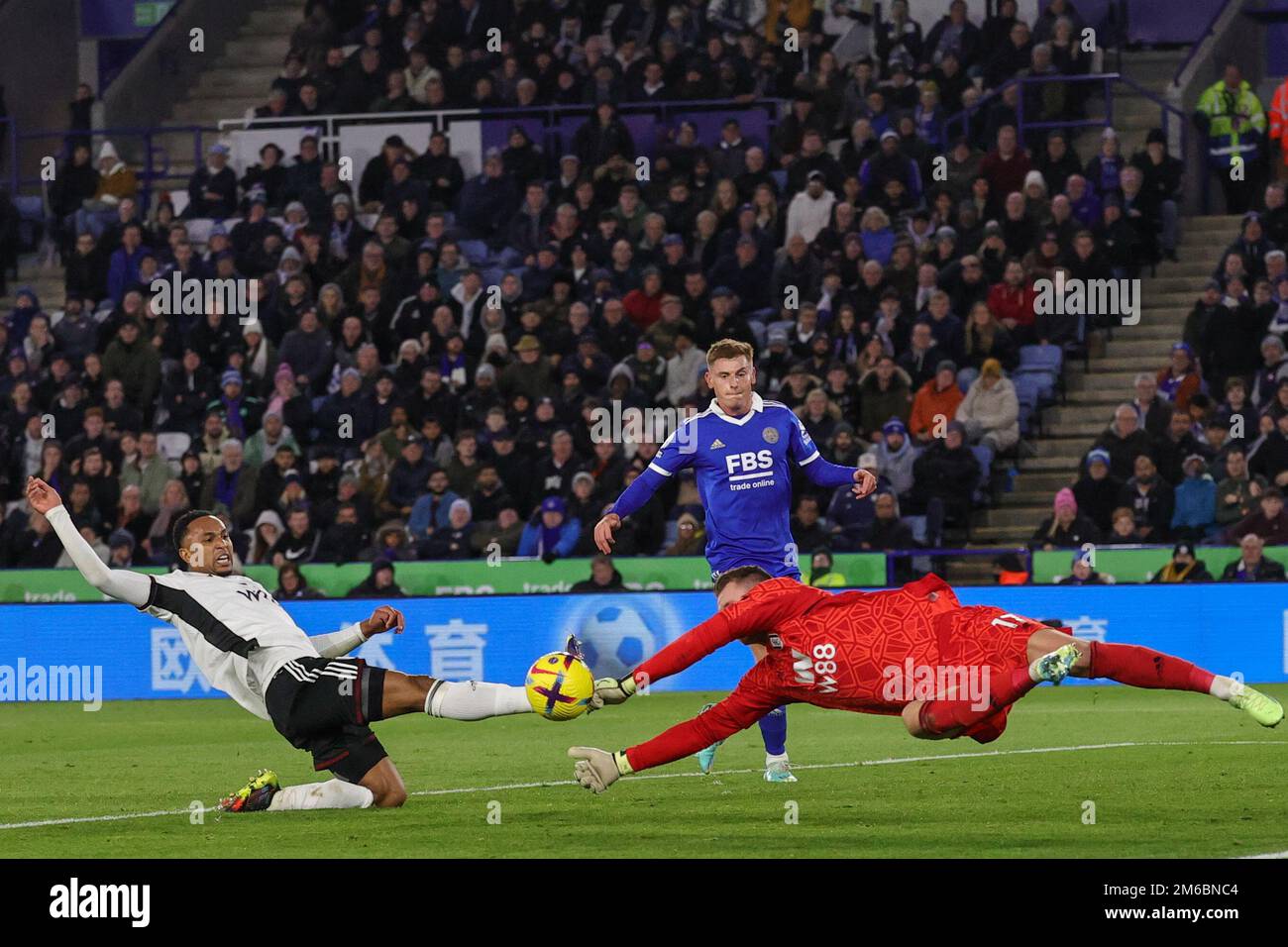 Bernd Leno #17 von Fulham schiebt ein Kreuz weg von Harvey Barnes #7 von Leicester City während des Premier League-Spiels Leicester City gegen Fulham im King Power Stadium, Leicester, Großbritannien, 3. Januar 2023 (Foto von Mark Cosgrove/News Images) Stockfoto