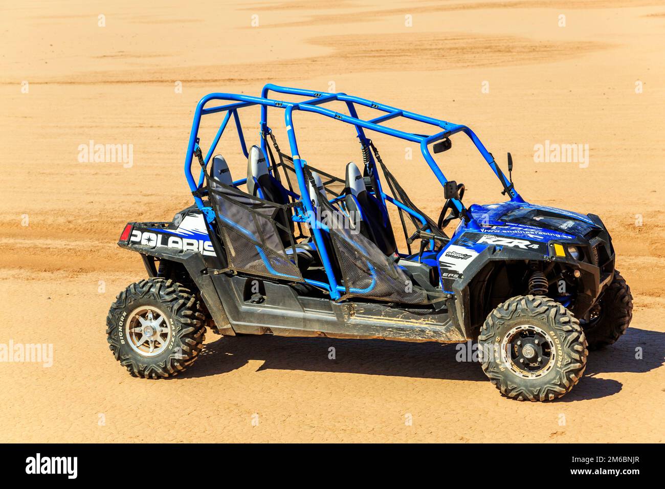 Merzouga, Marokko - 22. Februar 2016: Blauer Polaris RZR 800 ohne Piloten in der marokkanischen Wüste bei Merzouga. Merzouga ist berühmt für seine Stockfoto