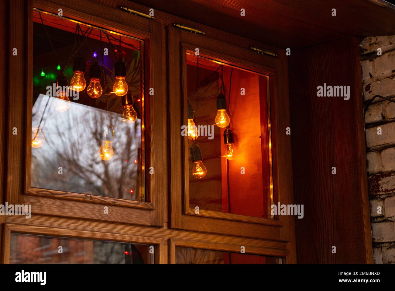 Weihnachtslichter im Abendfenster des Hauses Stockfoto