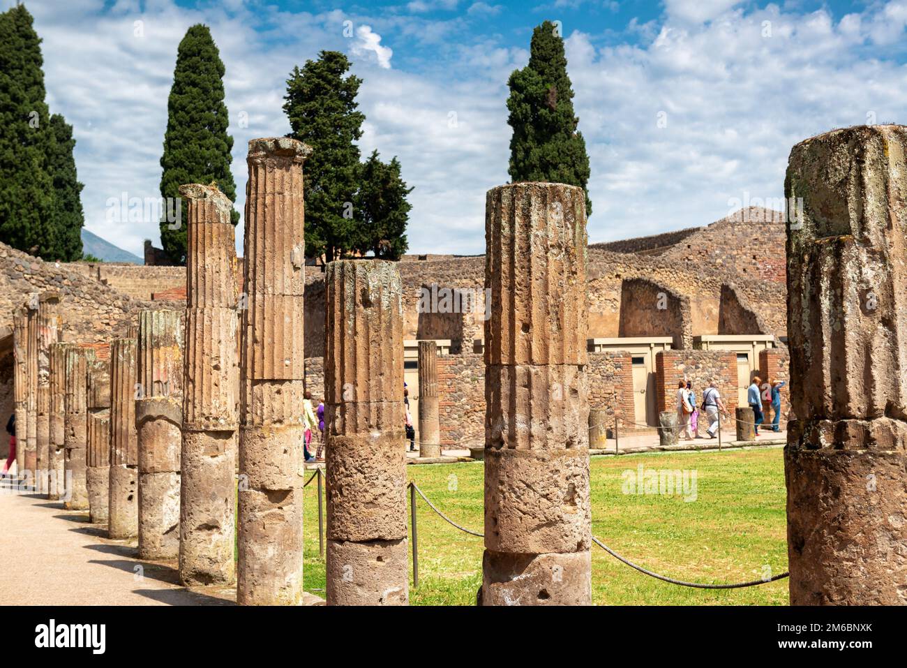 Ruinen von Pompeji in der Nähe von Neapel, Italien. Pompeji ist eine antike römische Stadt, ein Weltdenkmal. Landschaft mit Säulen oder Quadriporticus der Kaserne der Gladiatoren. Thema von Stockfoto