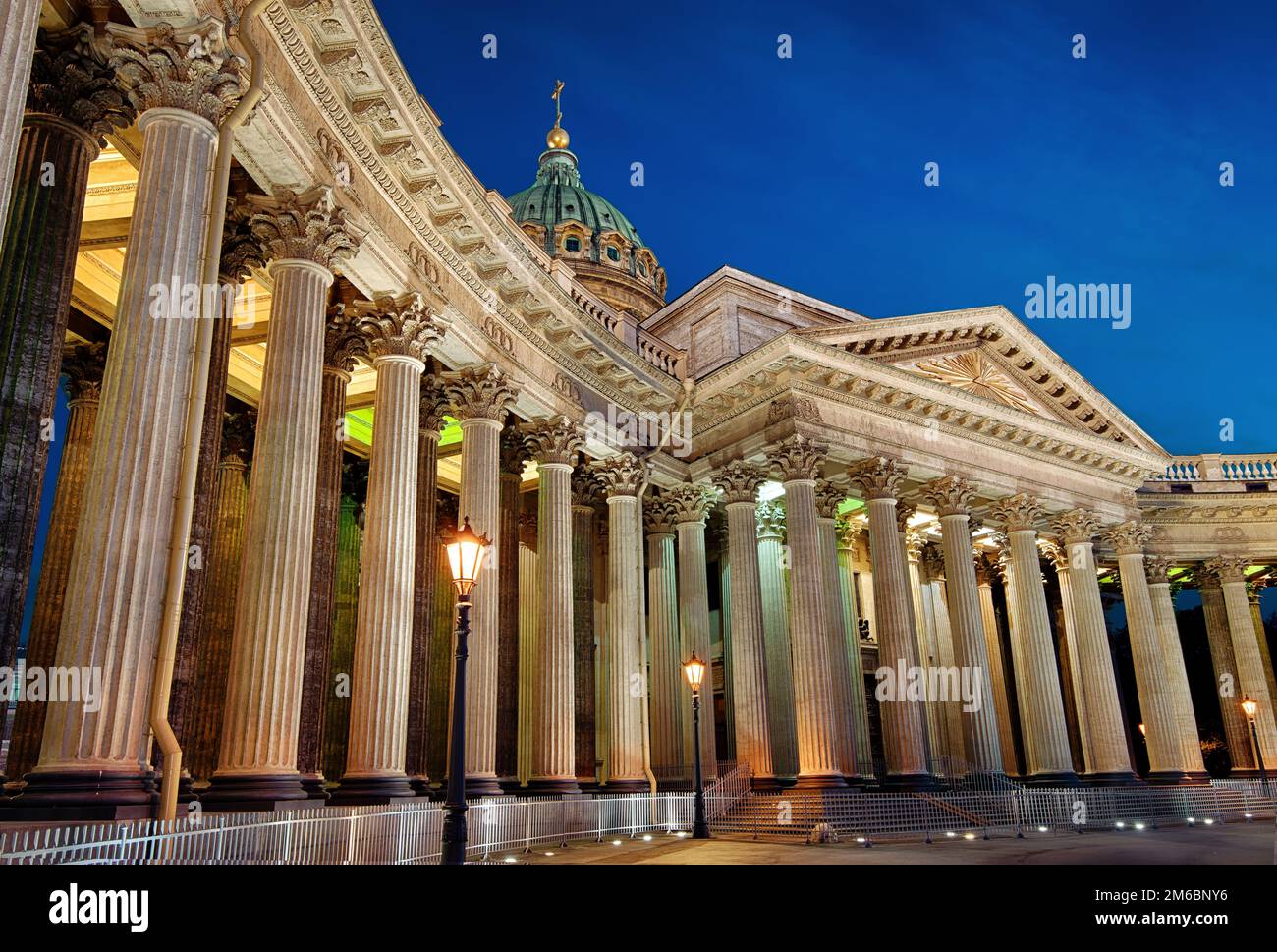 Kasan-Kathedrale bei Nacht, Sankt Petersburg, Russland. Landschaft des russischen Kasanski Sobor, alte orthodoxe Kirche, Wahrzeichen der Stadt. Klassische Architektur und s Stockfoto