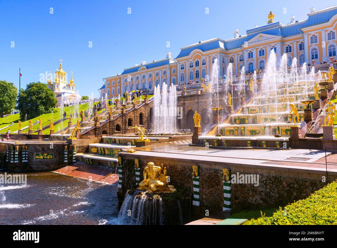 Brunnen im Schloss Peterhof in der Nähe von St. Petersburg, Russland. Schloss Peterhof ist eine berühmte Touristenattraktion. Thema von Trav Stockfoto