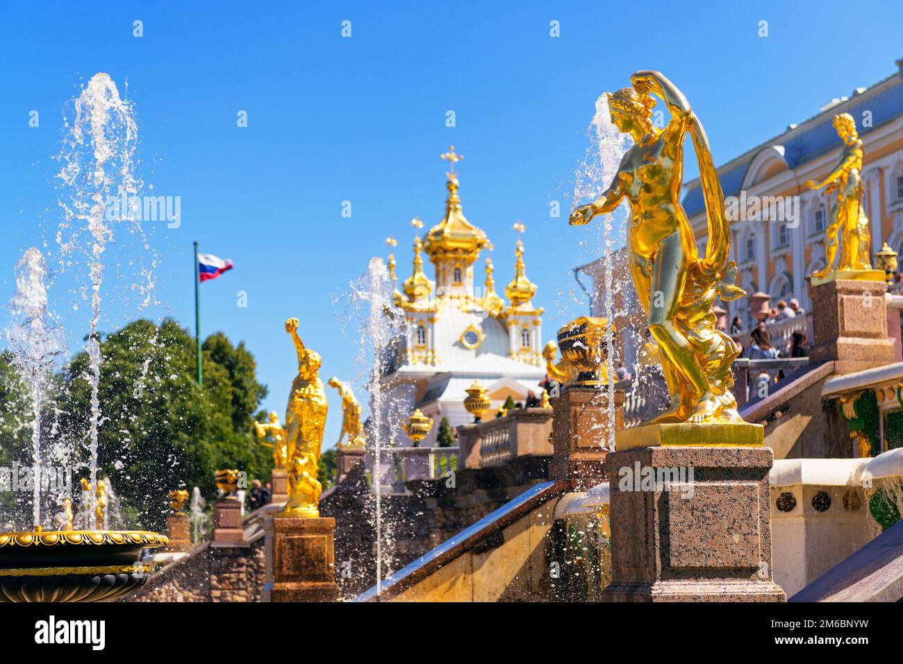 Goldene Statuen im Schloss Peterhof in der Nähe von St. Petersburg, Russland. Schloss Peterhof ist eine berühmte Touristenattraktion. Thema von Stockfoto