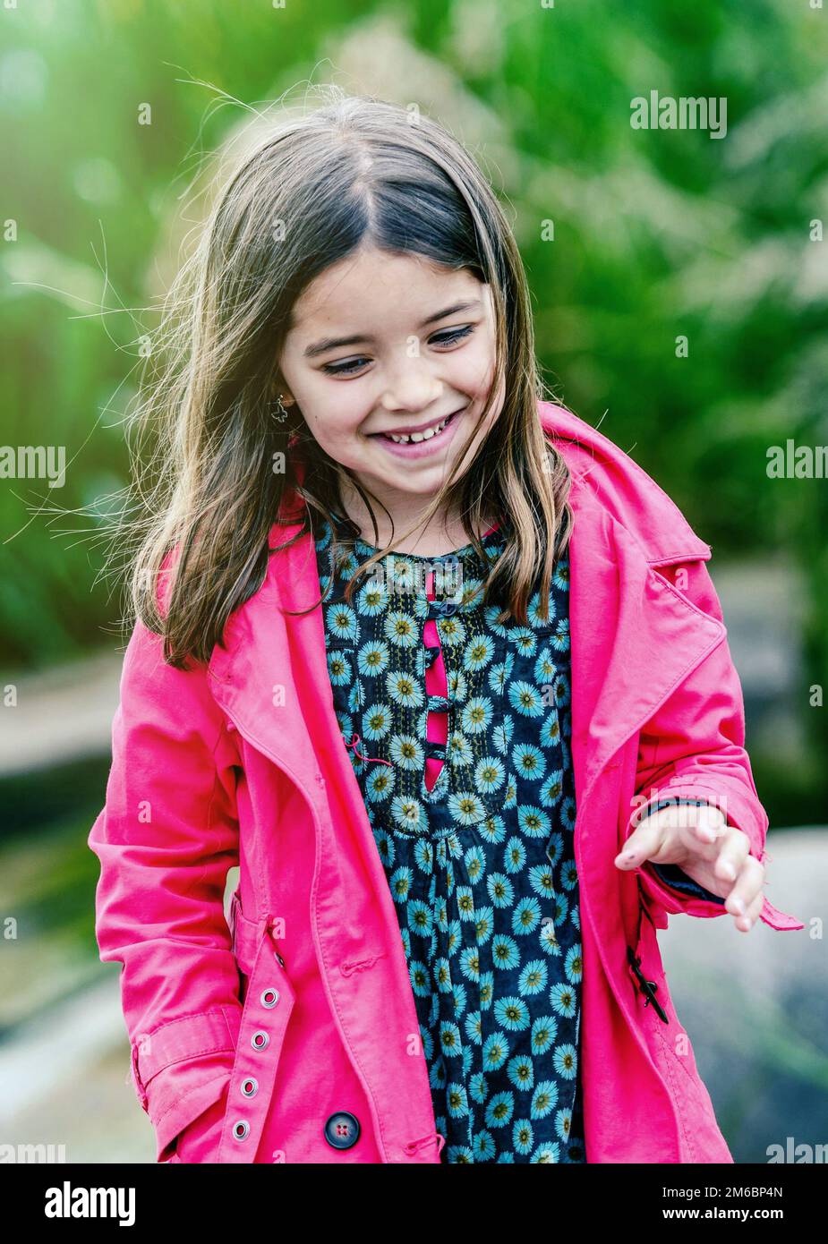 Süßes Kind mit Grün im Hintergrund Stockfoto
