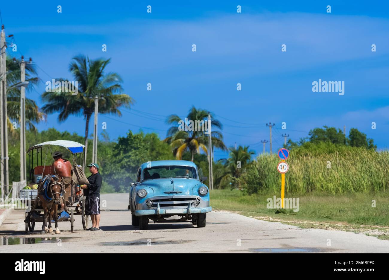 Ein kubanischer Straßenhändler verkauft seine Ware am Straßenrand Stockfoto