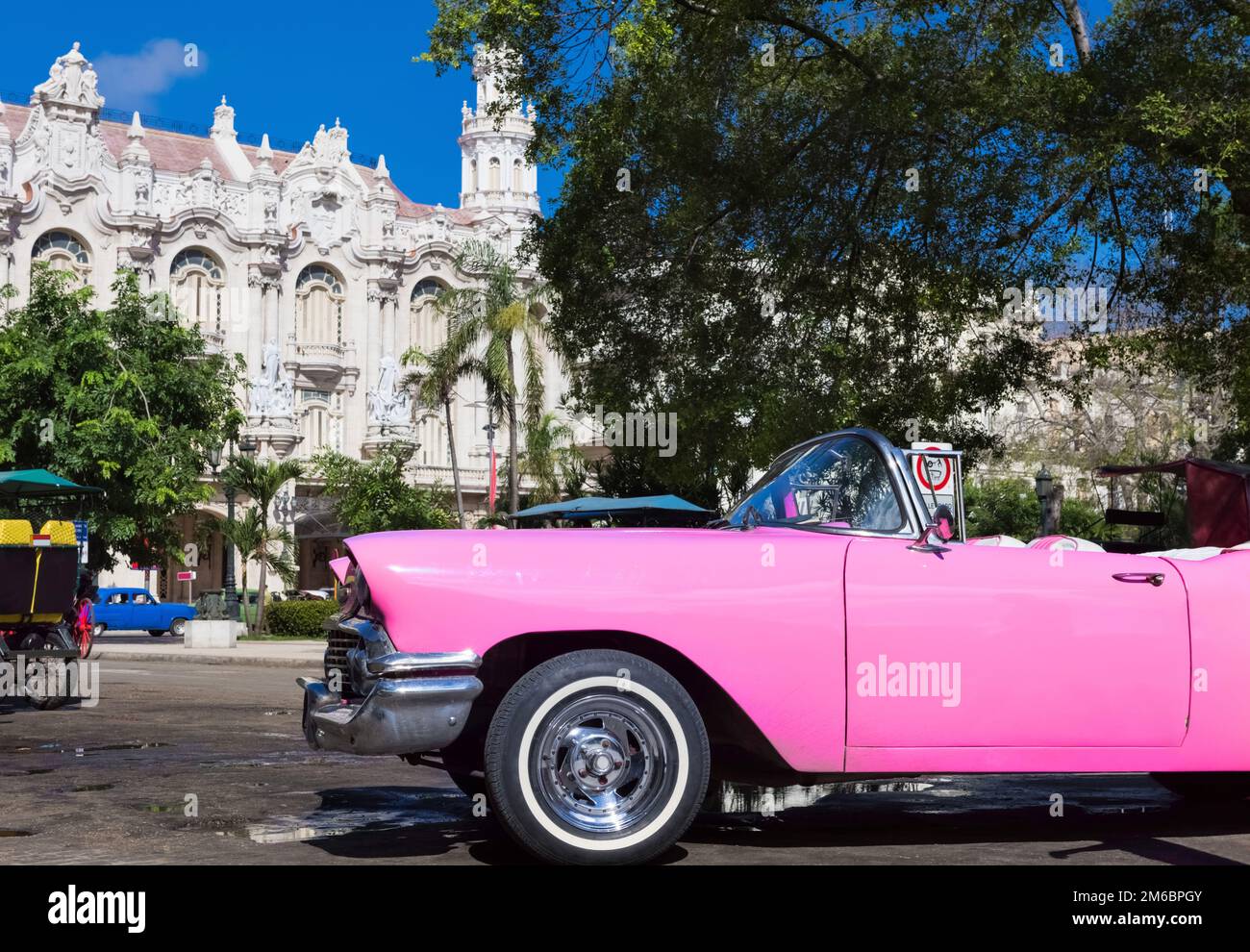 Amerikanisch-rosa Cabriolet-Klassiker, parkt in der Altstadt von Havanna Kuba Stockfoto