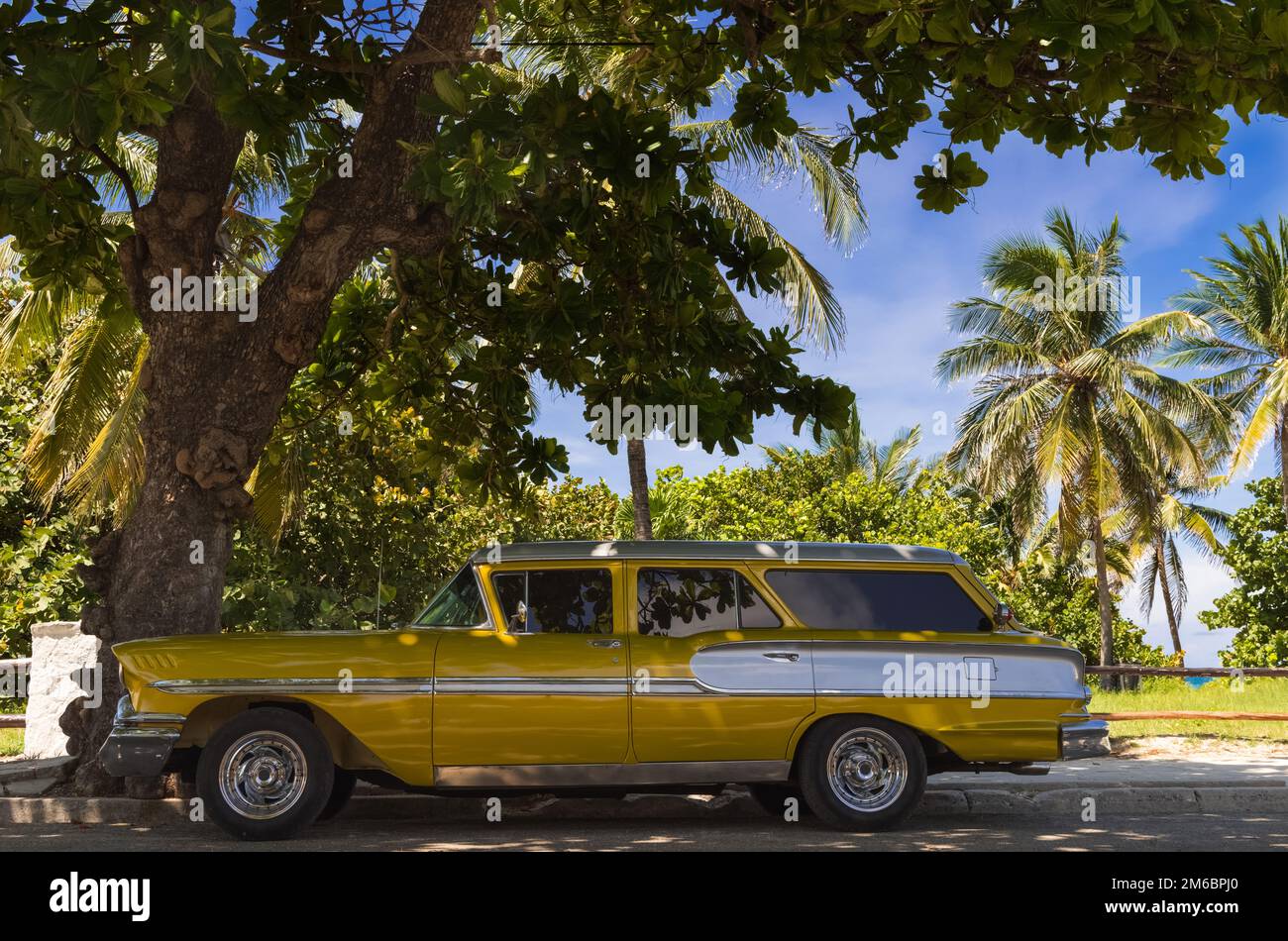 Amerikanischer goldgelber Oldtimer-Parkplatz in Varadero in der Nähe des Strandes in Kuba Stockfoto