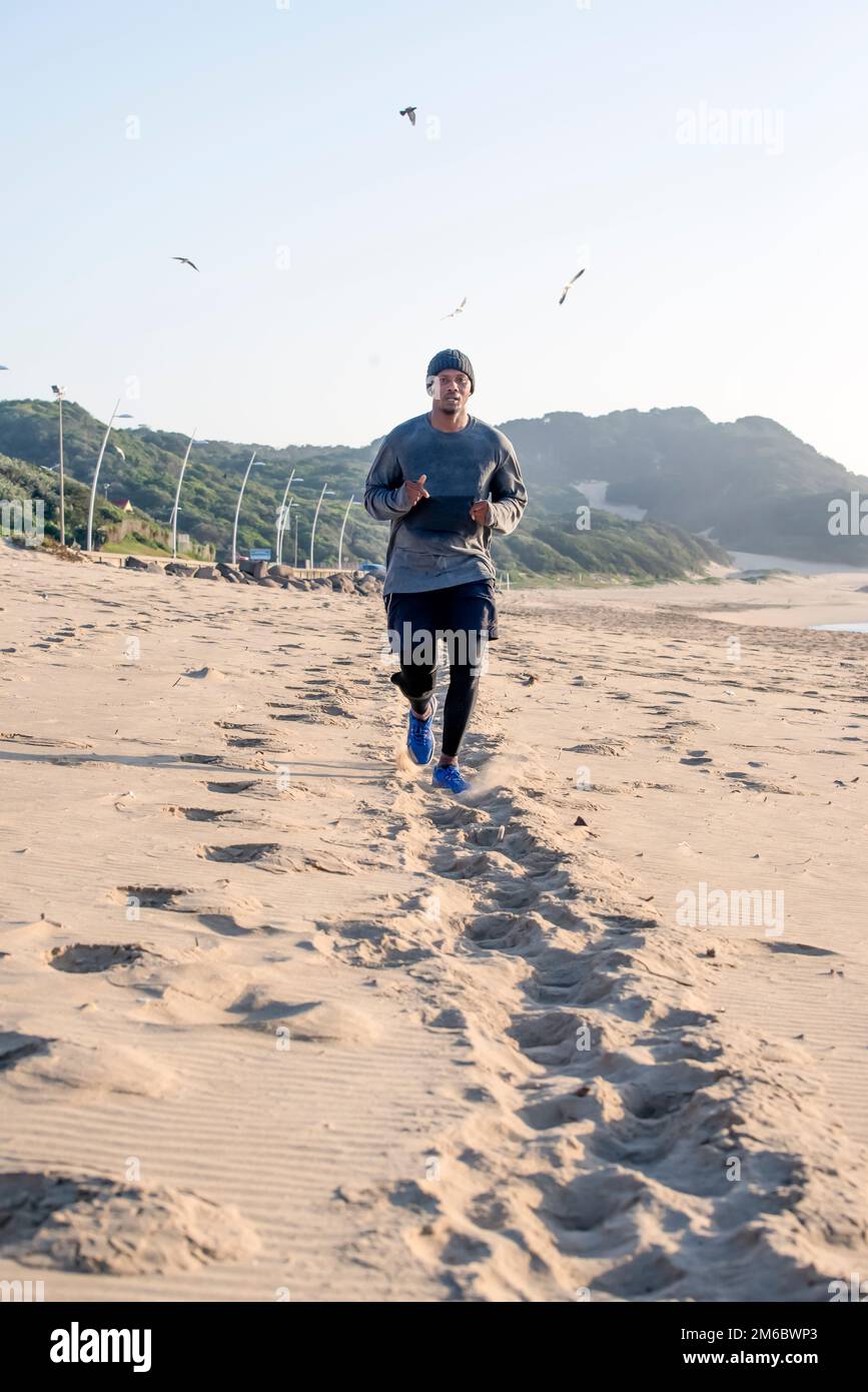 Jogger nähert sich dem Strand Stockfoto