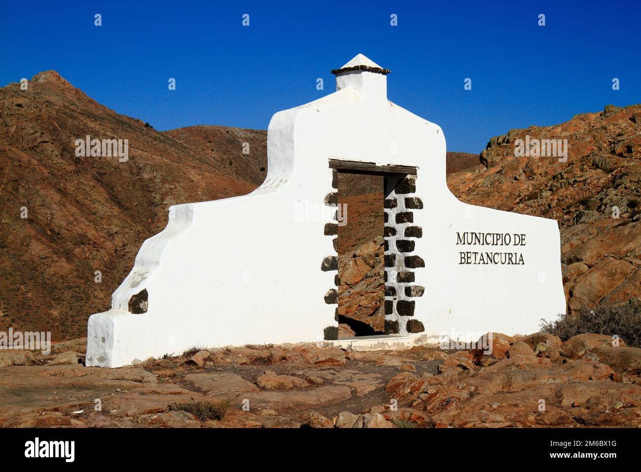 Traditionelles Stadtschild (weißes Bogentor) in der Nähe des Dorfes Betancuria, Fuerteventura Stockfoto