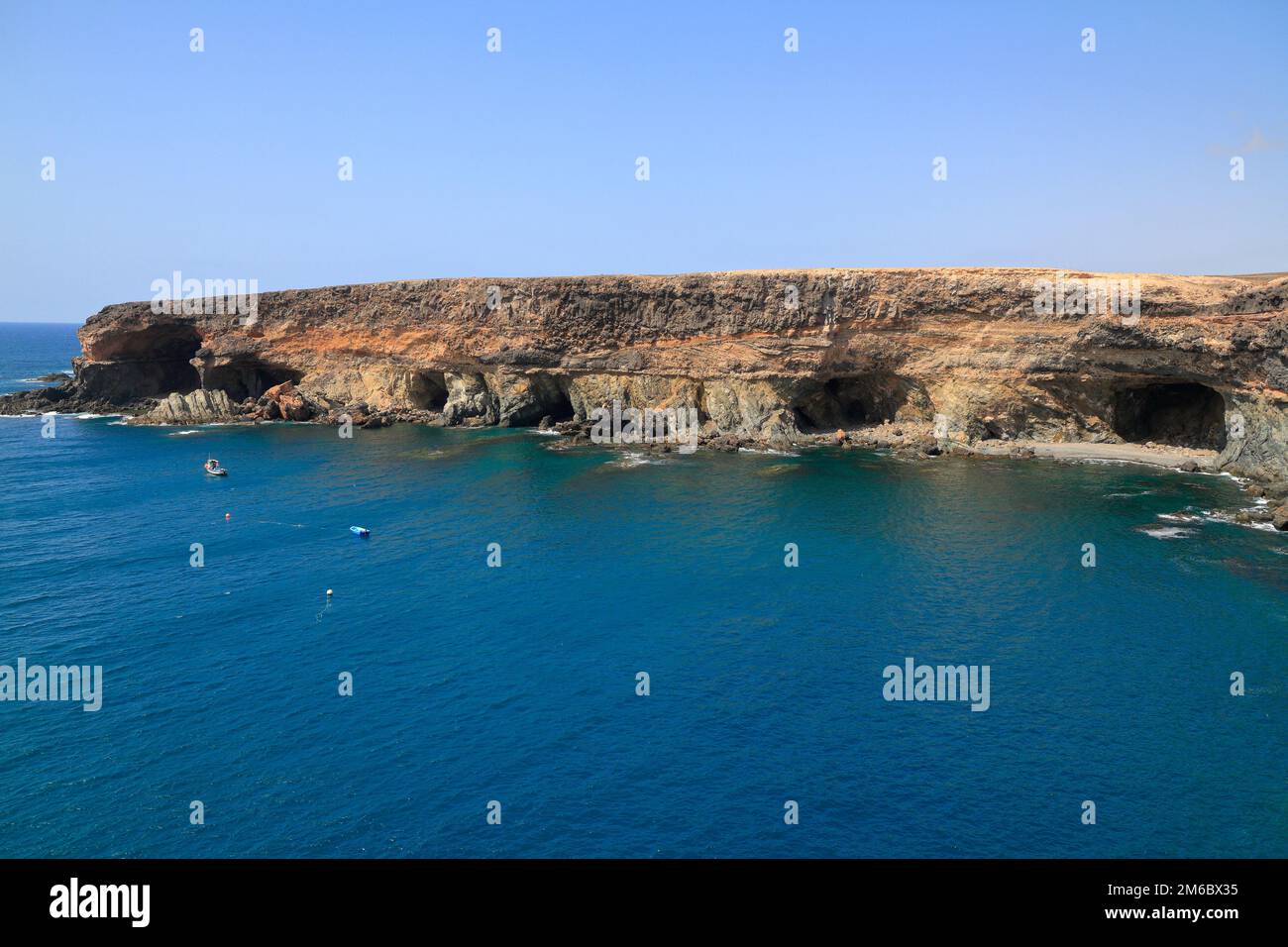 Schwarze vulkanische Höhlen an der Küste in der Nähe des Dorfes Ajuy, Fuerteventura Stockfoto