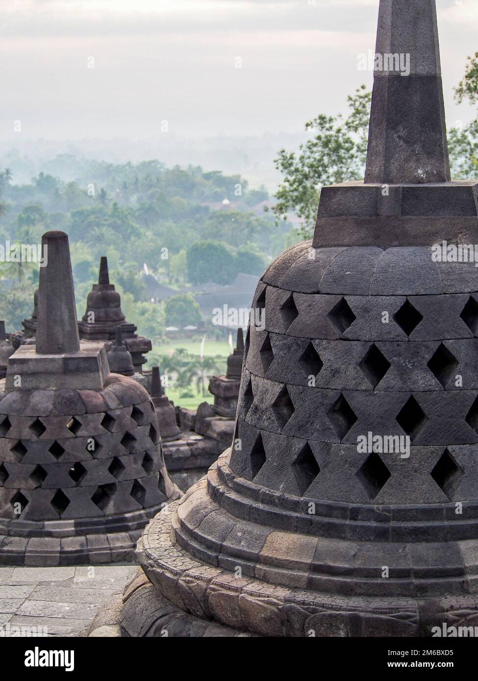 Antike Stupas im Borobudur-Tempel in der Nähe von Yogyakarta Indonesia Stockfoto