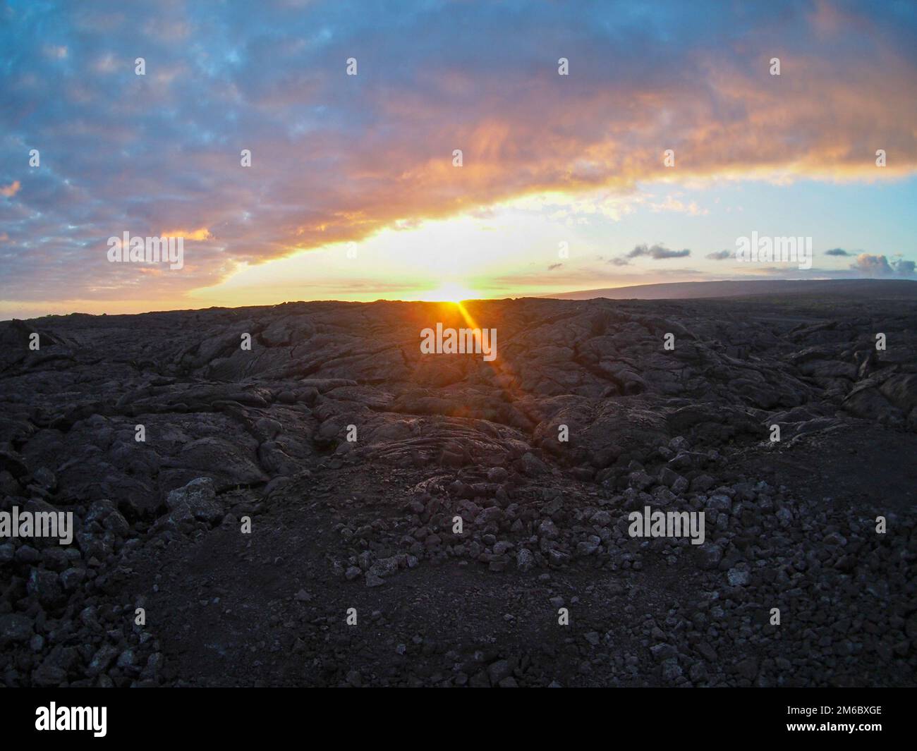 Sonnenuntergang über dem Lavafeld in der Nähe von Pahoa auf der Big Island von Hawaii Stockfoto