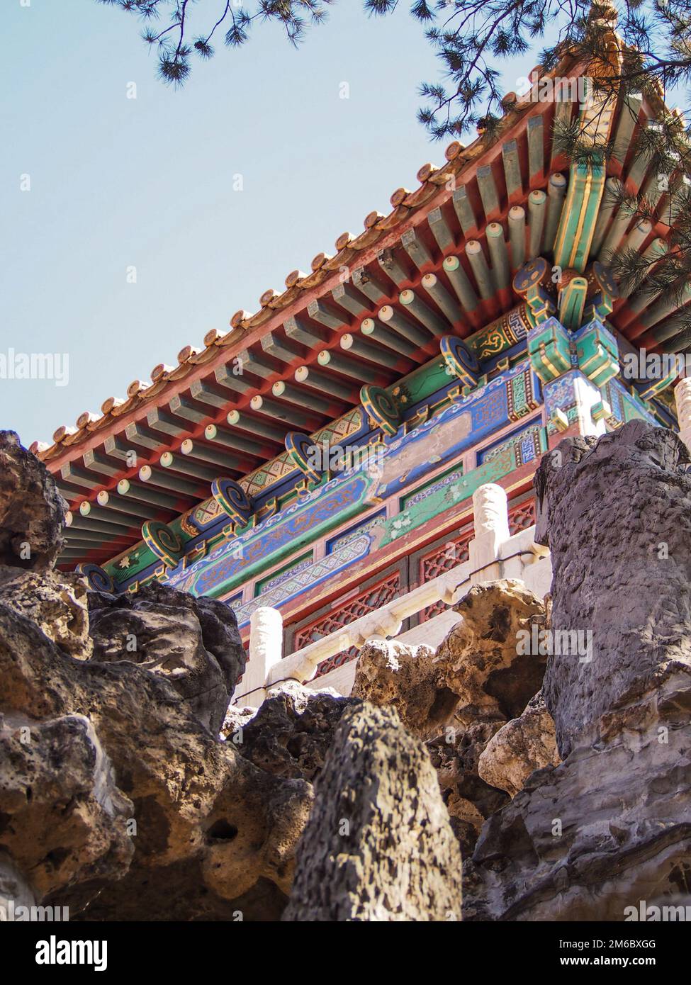Farbenfrohe bemalte Traufe im Verbotenen Palast Peking Stockfoto