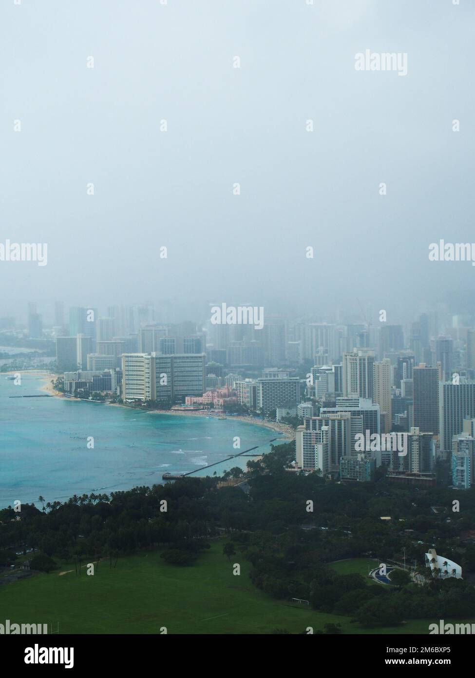 Küste von Honolulu am Foggy Day Stockfoto