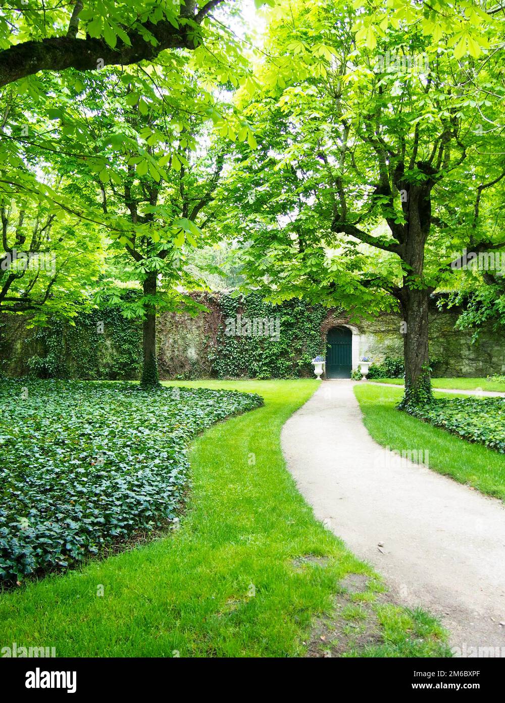 Pfad zum Green Door Secret Garden Stockfoto