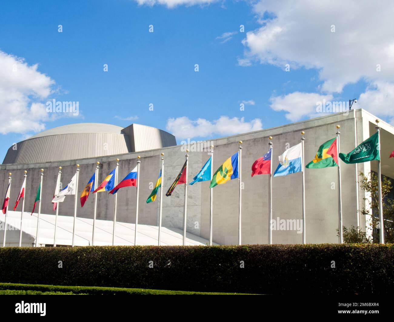 Flaggen, die vor dem Hauptquartier der Vereinten Nationen in New York City fliegen Stockfoto