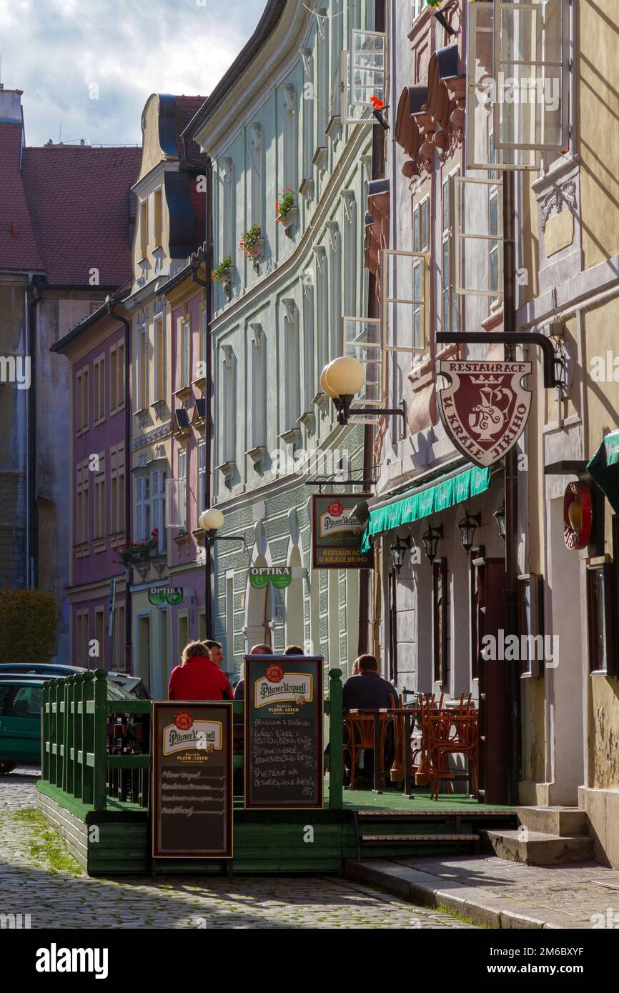 Cheb, Tschechische Republik, Pub mit einer Werbung für Pilsner Urquell Stockfoto