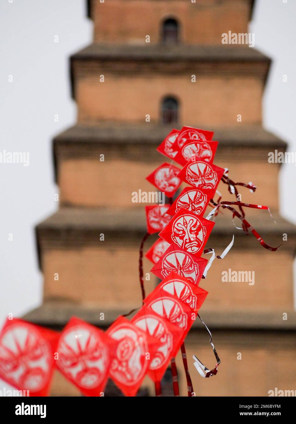 Rote Drachen mit Pagode im Hintergrund Stockfoto