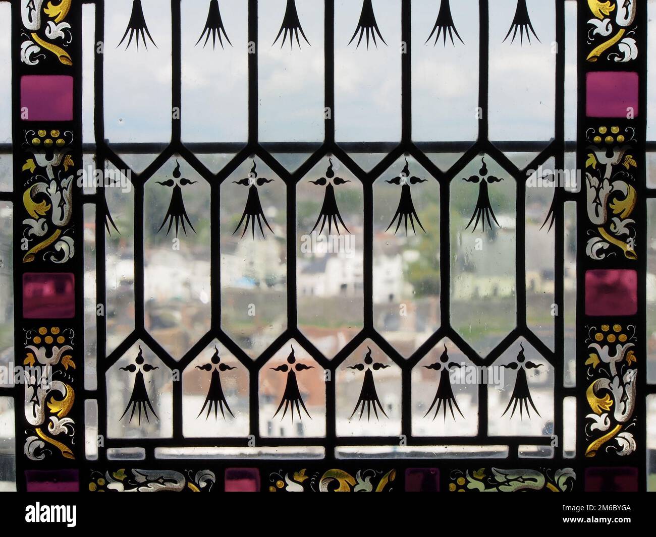 Blick durch das Fenster aus Buntglas in Amboise Frankreich Stockfoto