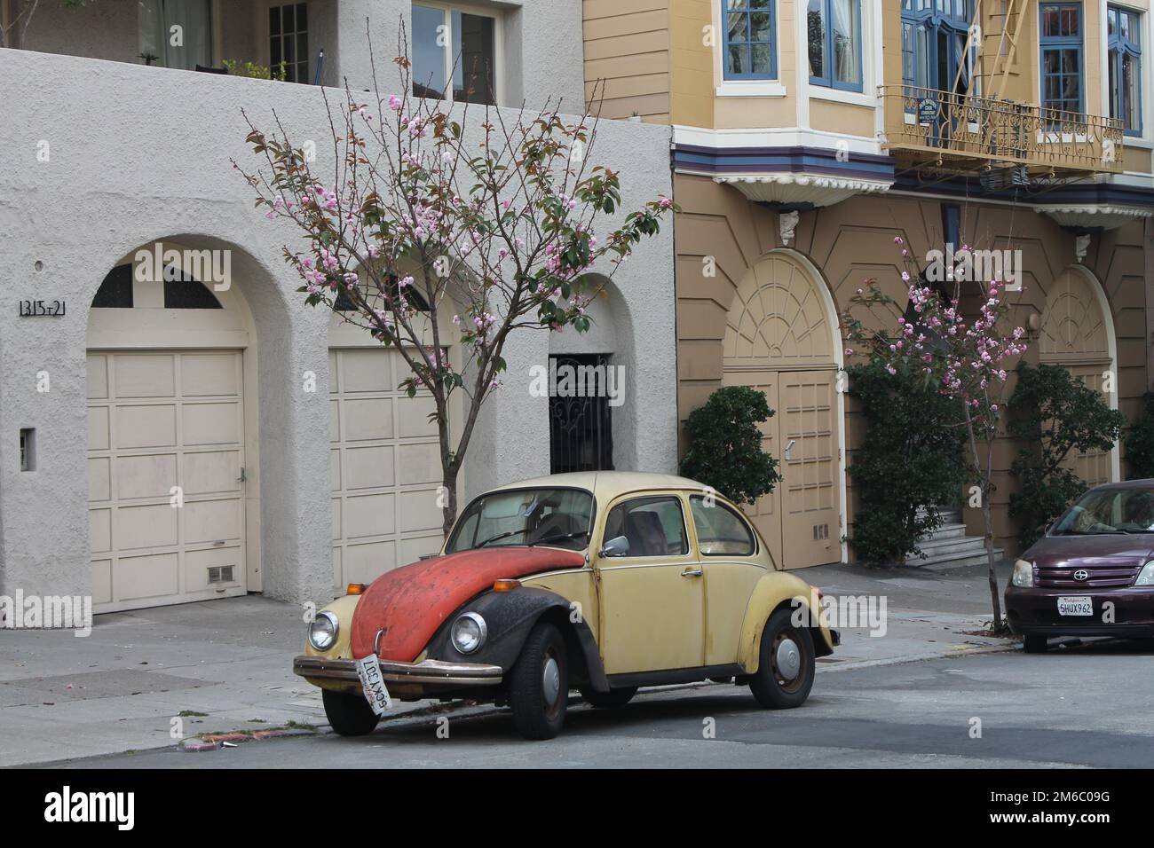 Ein alter rostiger volkswagen, verlassen auf den Straßen von San Francisco Stockfoto