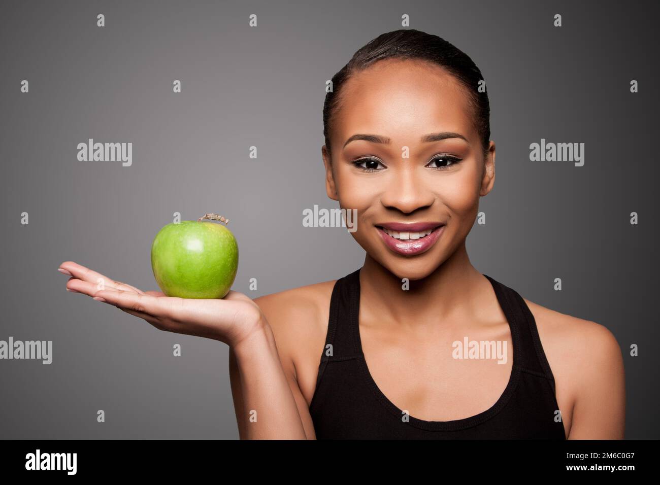 Glücklich gesund Schwarz asiatische Frau mit Apfel Stockfoto
