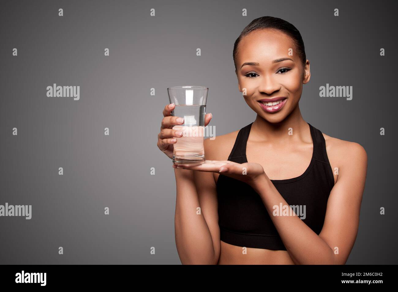Glücklich gesund Schwarz asiatische Frau mit Wasser Stockfoto