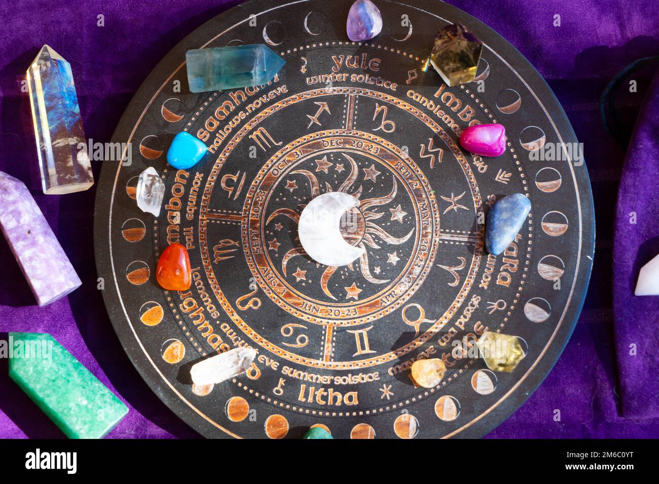 Heilende Kristalle auf braunem Hintergrund Stockfoto