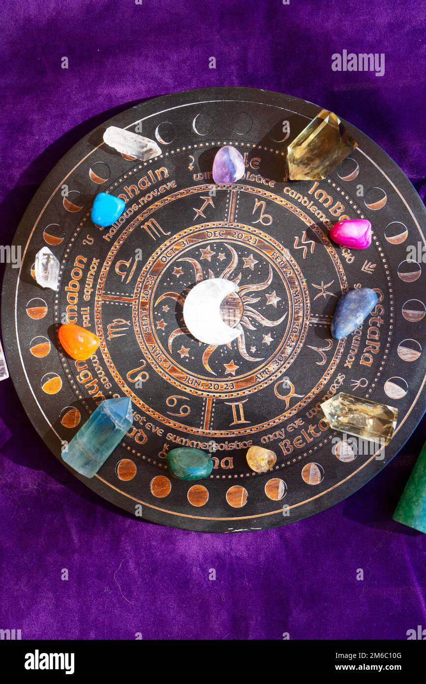 Heilende Kristalle auf braunem Hintergrund Stockfoto