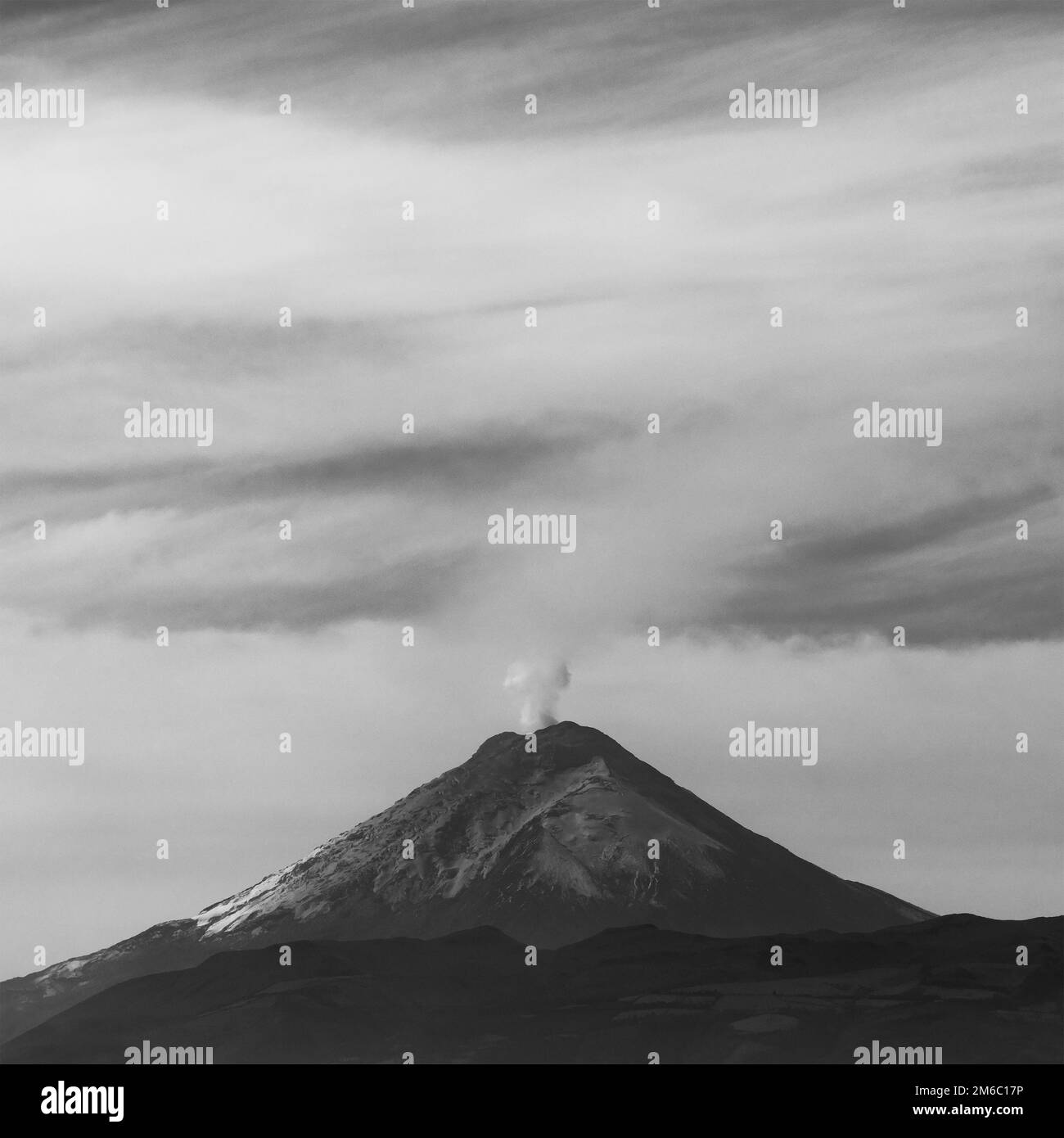 Aschewolke und Vulkanexplosion des Vulkans Cotopaxi in Schwarz und Weiß, Quito, Ecuador. Stockfoto