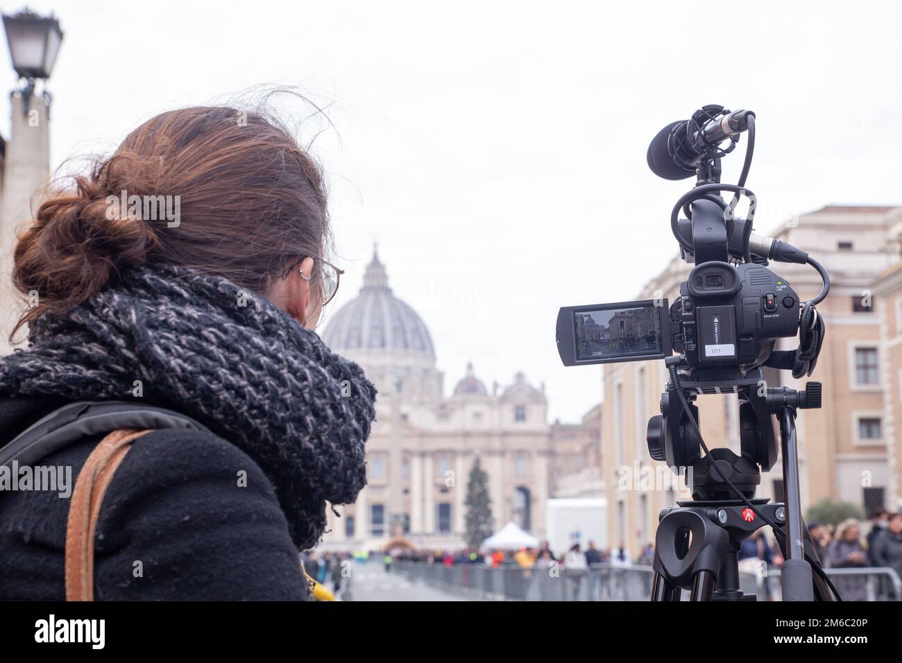 Rom, Italien. 03. Januar 2023. Ein Journalist filmt Leute, die St. Peter's Square nach einer Hommage an Papst Benedict XVI. (Foto von Matteo Nardone/Pacific Press) Kredit: Pacific Press Media Production Corp./Alamy Live News Stockfoto