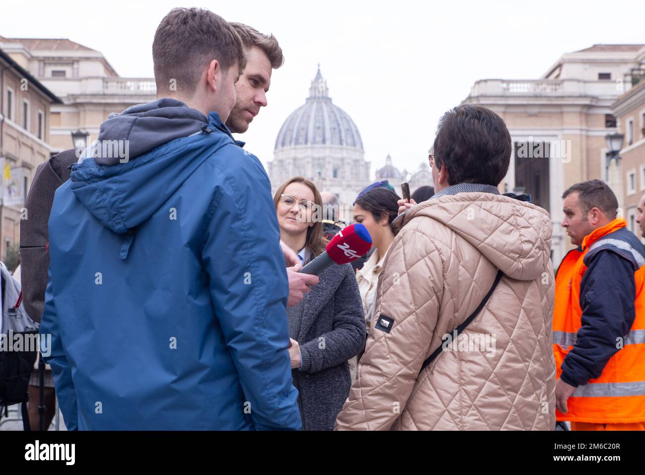 Rom, Italien. 03. Januar 2023. Journalisten interviewen Leute, die St. Peter's Square nach einer Hommage an Papst Benedict XVI. (Foto von Matteo Nardone/Pacific Press) Kredit: Pacific Press Media Production Corp./Alamy Live News Stockfoto