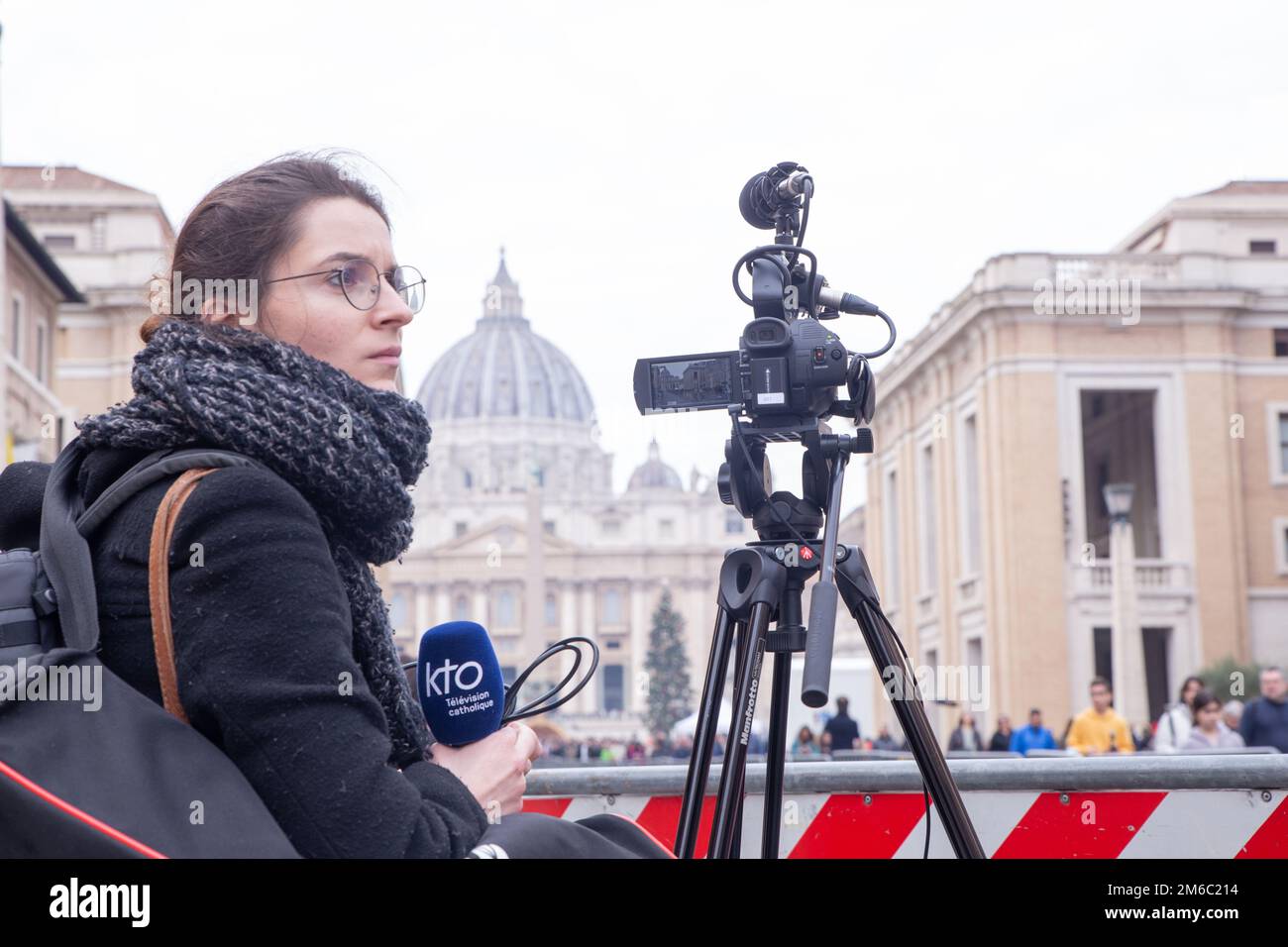 Rom, Italien. 03. Januar 2023. Ein Journalist filmt Leute, die St. Peter's Square nach einer Hommage an Papst Benedict XVI. (Foto von Matteo Nardone/Pacific Press) Kredit: Pacific Press Media Production Corp./Alamy Live News Stockfoto