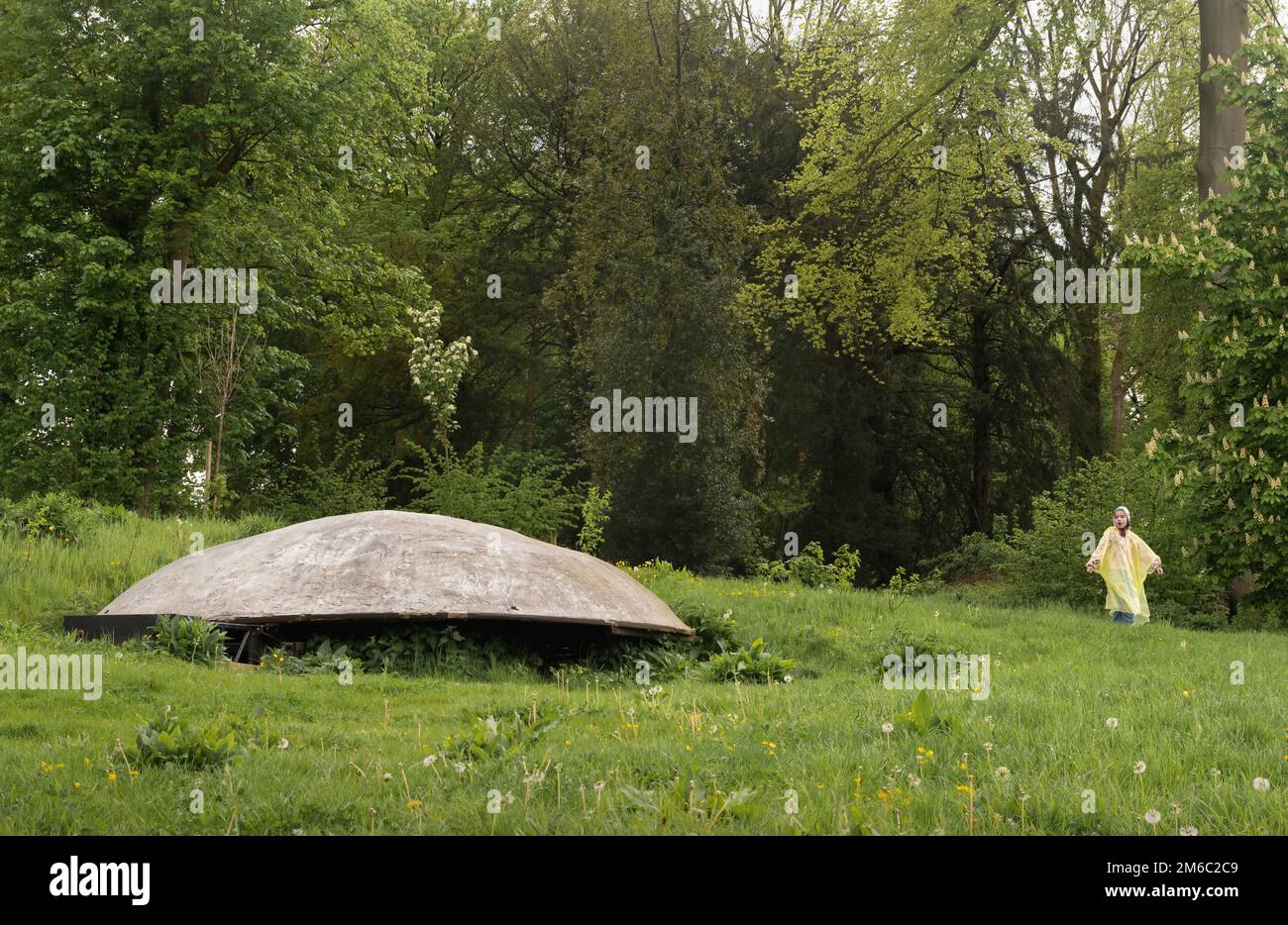Ein Mädchen im Wald sieht ein unverständliches Objekt, ähnlich dem ufo Stockfoto