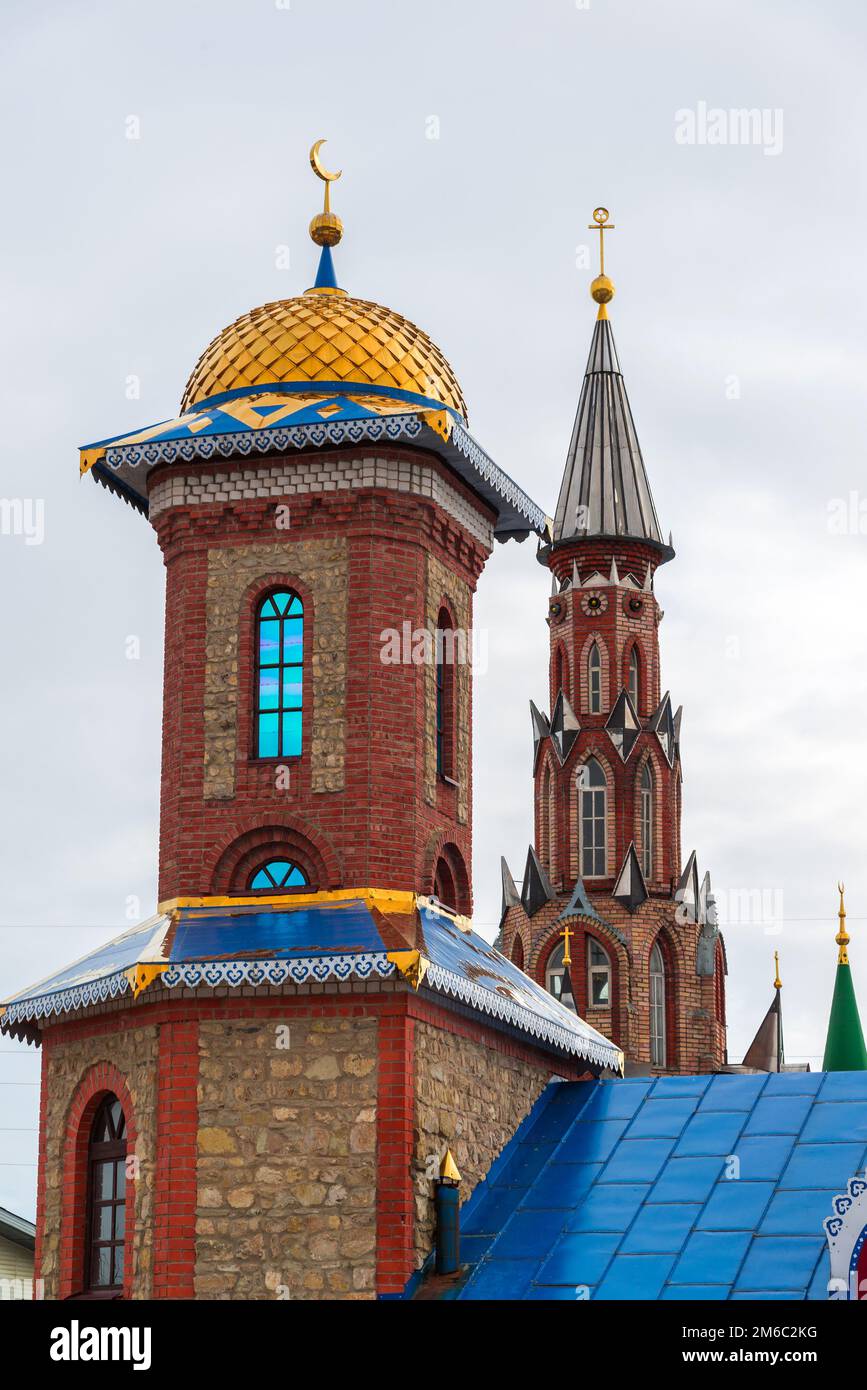 Kuppeln des Tempels aller Religionen. Das Dorf Old Arakchino. Kasan, Tatarstan. Stockfoto