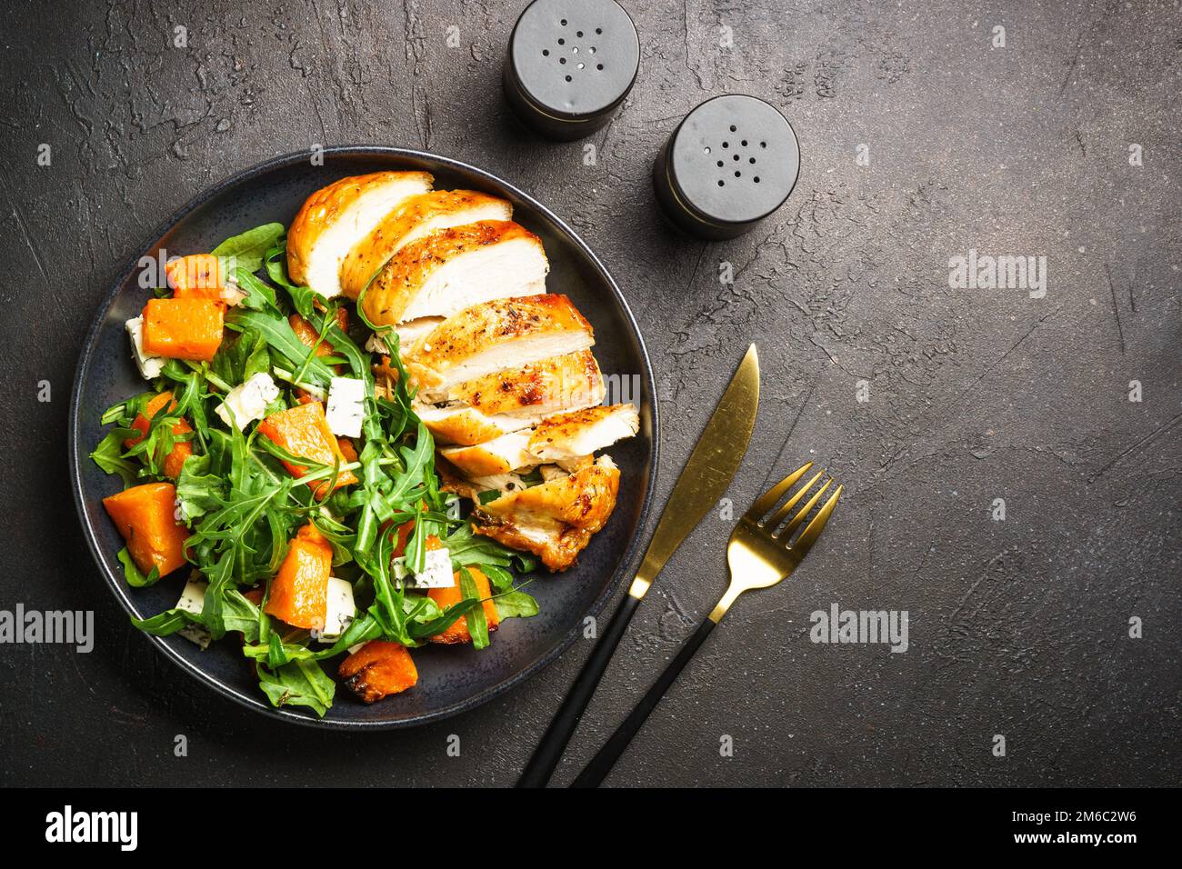 Hähnchensalat mit Kürbis und Rucola. Stockfoto