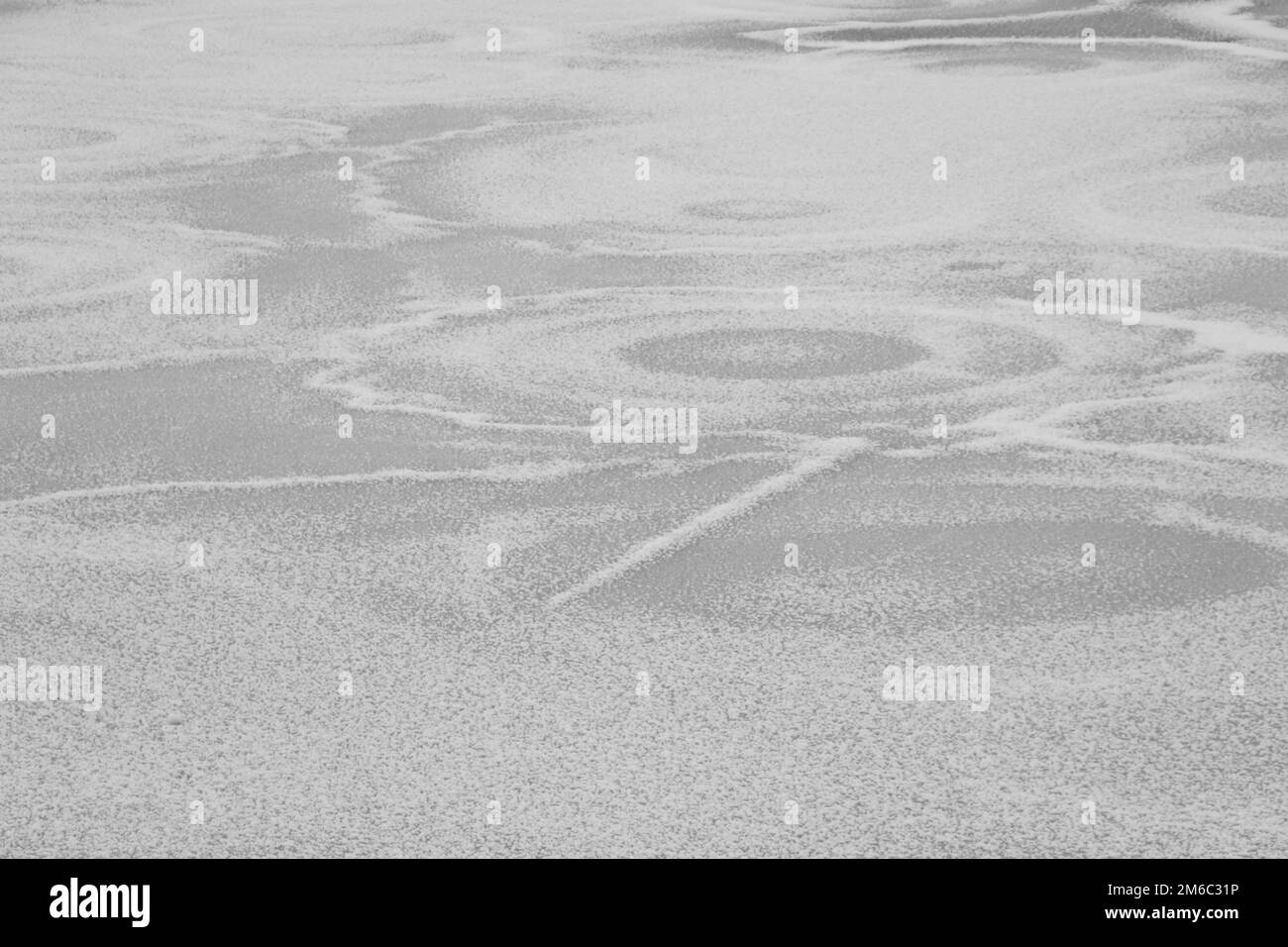 Eisbruch auf einem See im Winter. In Schwarz und Weiß gedreht. Stockfoto