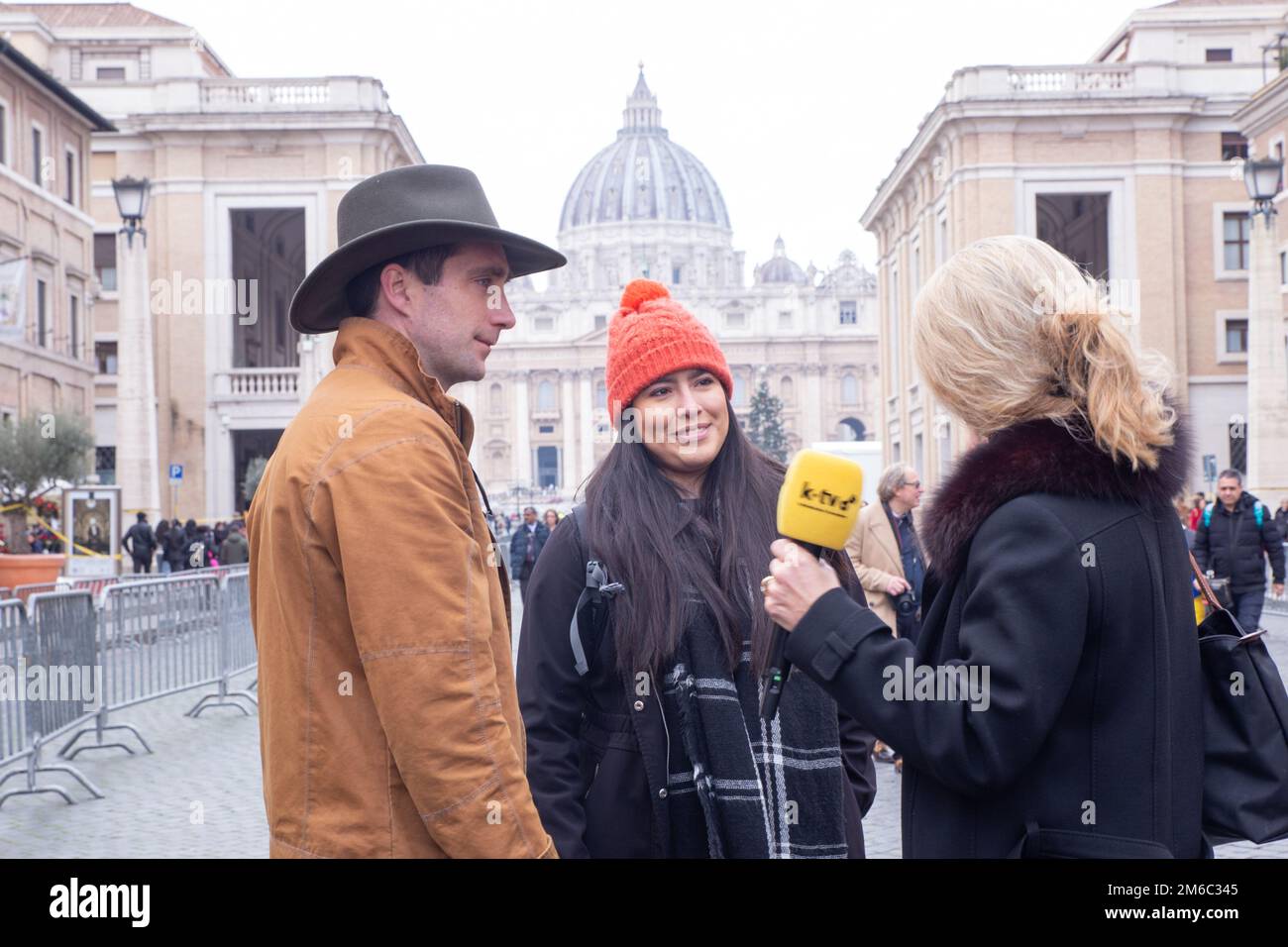 Rom, Italien. 03. Januar 2023. Journalisten interviewen Leute, die St. Peter's Square nach der Hommage an Papst Benedict XVI (Foto: Matteo Nardone/Pacific Press/Sipa USA). Kredit: SIPA USA/Alamy Live News Stockfoto