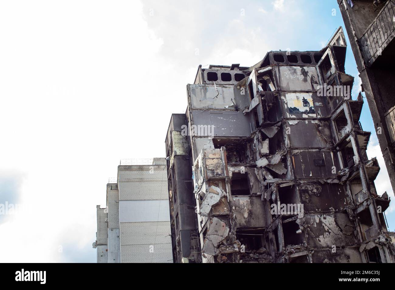 Russlands Krieg gegen die Ukraine. Russische Bombe traf zivile Gebäude. Stockfoto