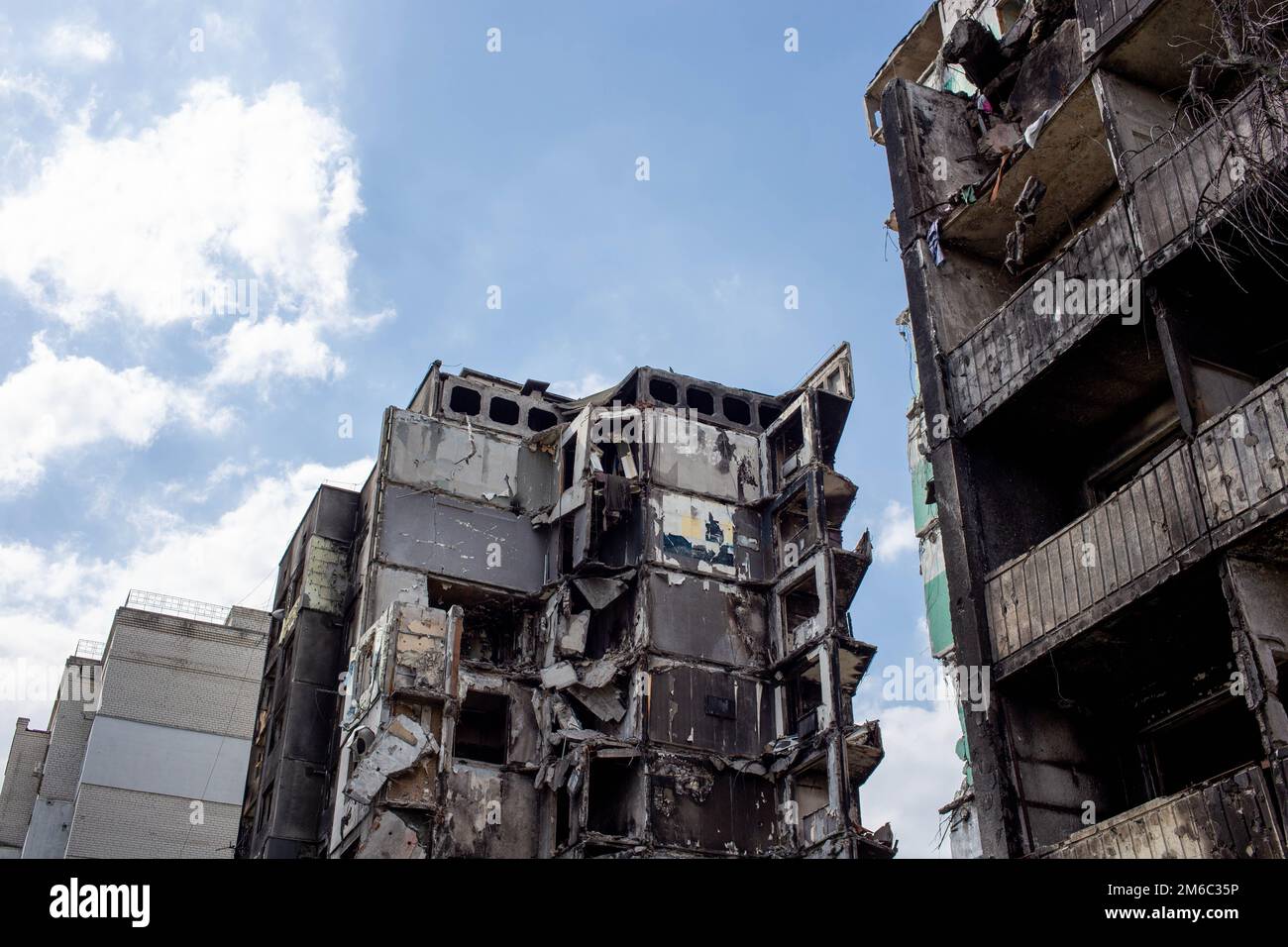 Russlands Krieg gegen die Ukraine. Russische Bombe traf zivile Gebäude. Stockfoto