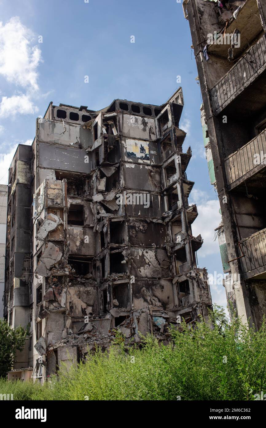 Russlands Krieg gegen die Ukraine. Russische Bombe traf zivile Gebäude. Stockfoto