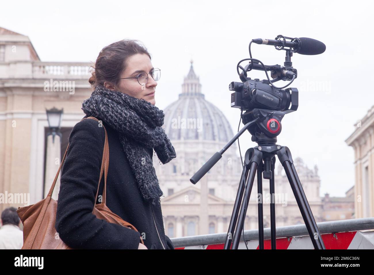 Rom, Italien. 03. Januar 2023. Ein Journalist filmt Leute, die St. Peter's Square nach der Hommage an Papst Benedict XVI (Foto: Matteo Nardone/Pacific Press/Sipa USA). Kredit: SIPA USA/Alamy Live News Stockfoto