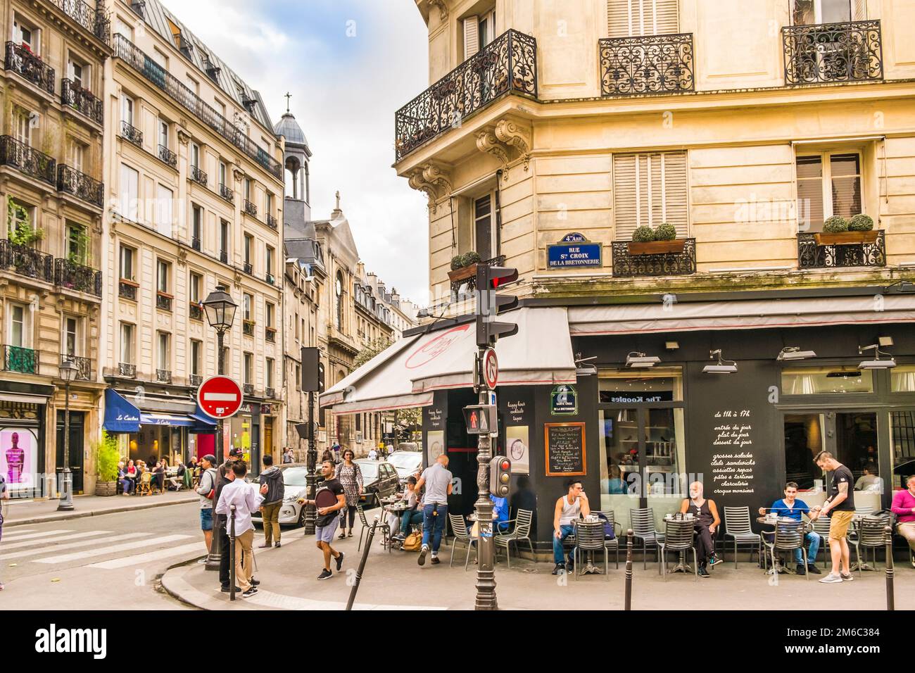 Straßenszene vor einem offenen Café im marais-Viertel Stockfoto