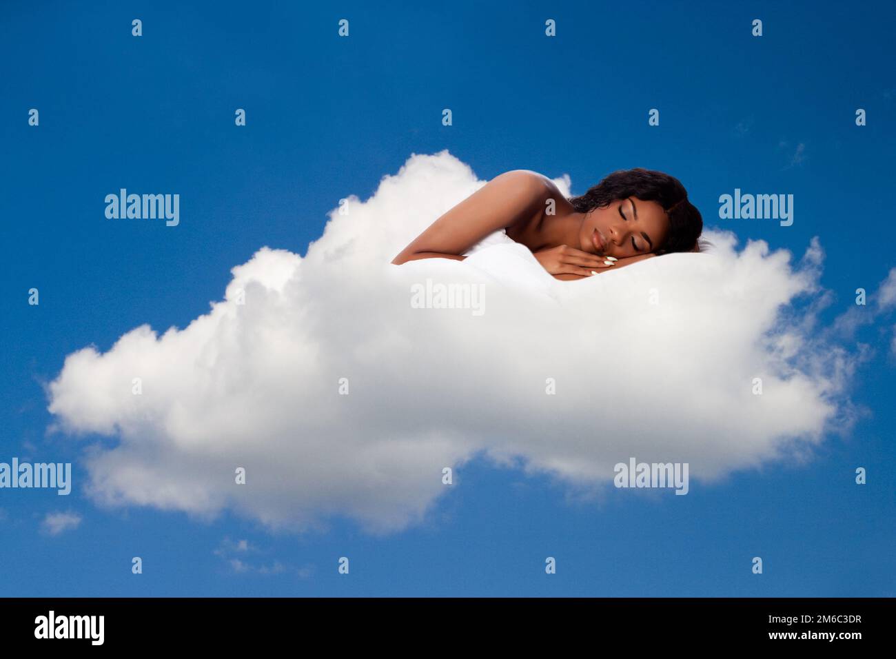 Schöne Frau, die tief schläft und träumt auf Wolke neun Stockfoto
