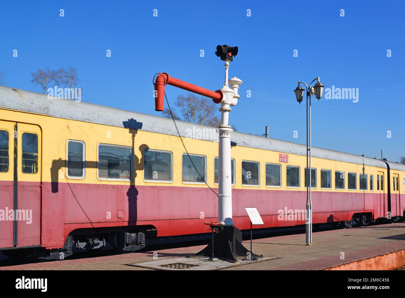 Moskau, Russland - 1,2017. April. Sowjetische elektrische Eisenbahn und Hydrant zur Wasserbetankung von Lokomotiven im Museum of History of Rail Stockfoto